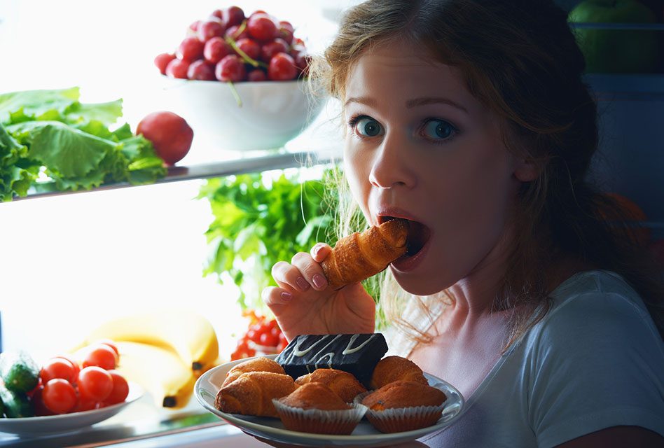 Comer à noite engorda? Descubra agora!